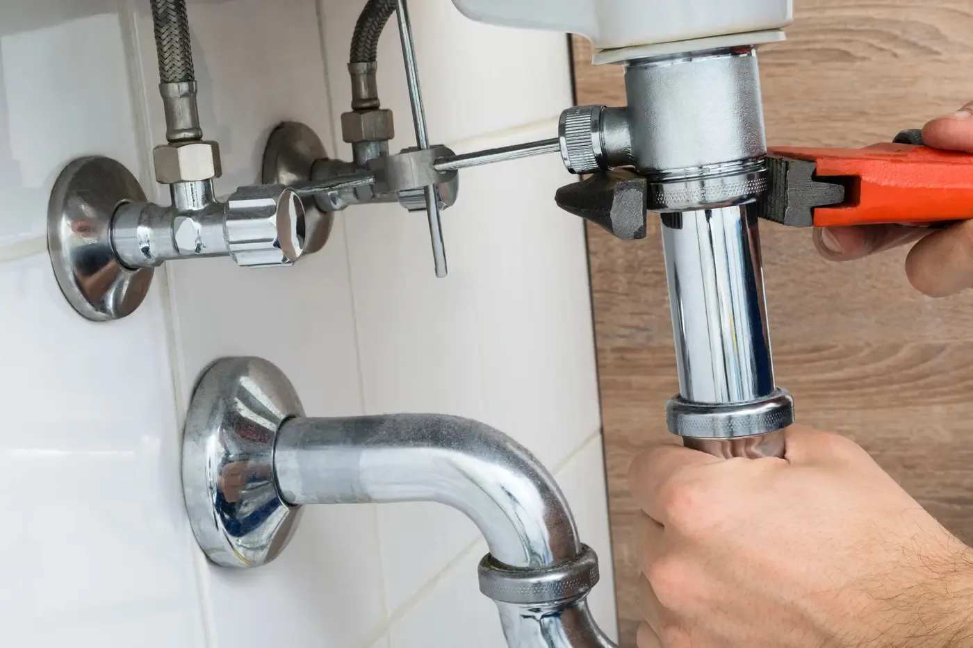 Resserrage d'un raccord de canalisation lors d'un dégorgement en Essonne